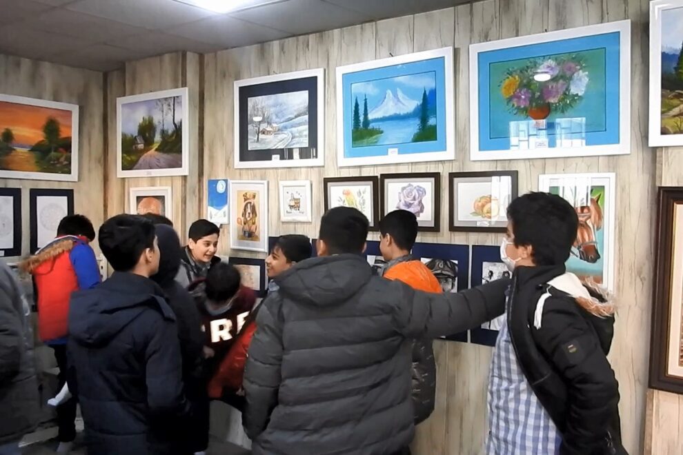 نمایشگاه آثار هنری مدرسه راهنمایی بصیرت 1403: تجلی خلاقیت و استعداد دانشآموزان 1 edhj